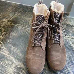Very warm and cute Toms booties! 😎